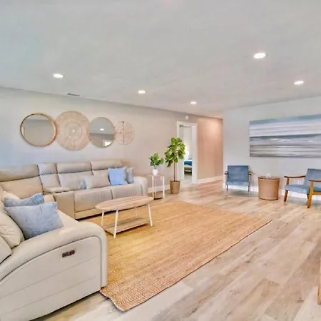 Spacious Beach House! Walk To Beach And Pier